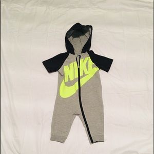 Baby boy nike romper size 12 month in EUC.